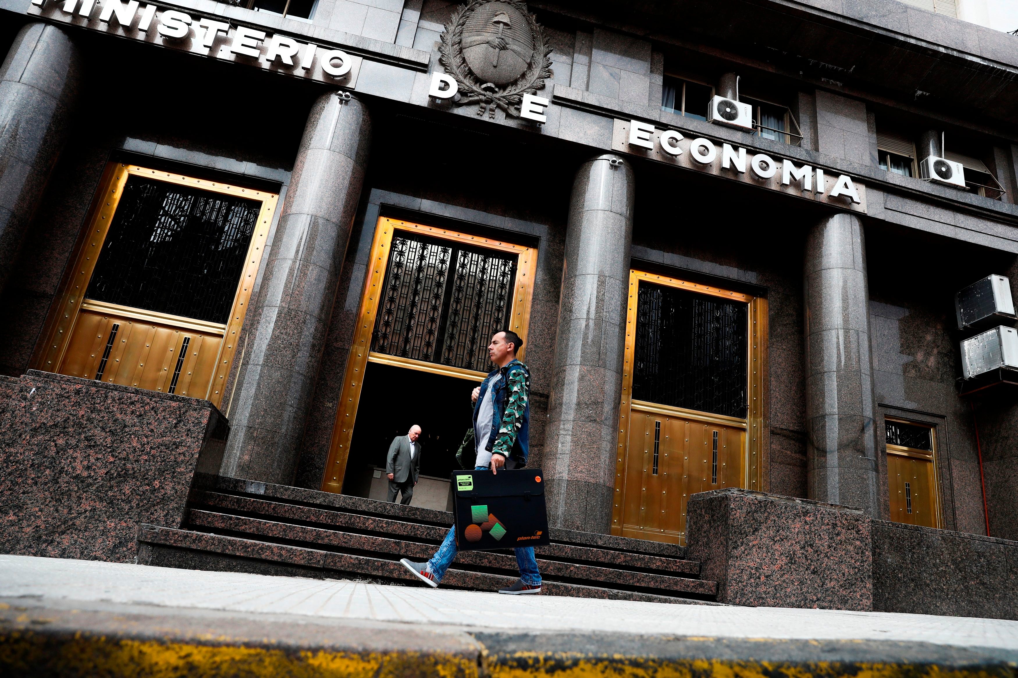 El Ministerio de Economía de Argentina colocó letras del Tesoro en pesos con vencimiento en noviembre próximo y una tasa de interés nominal anual del 33,75 % por un valor de 3.576 millones de pesos (unos 36,1 millones de dólares). En la imagen un registro de archivo del la sede del Ministerio de Economía de Argentina, en Buenos Aires (Argentina). EFE/David Fernández
