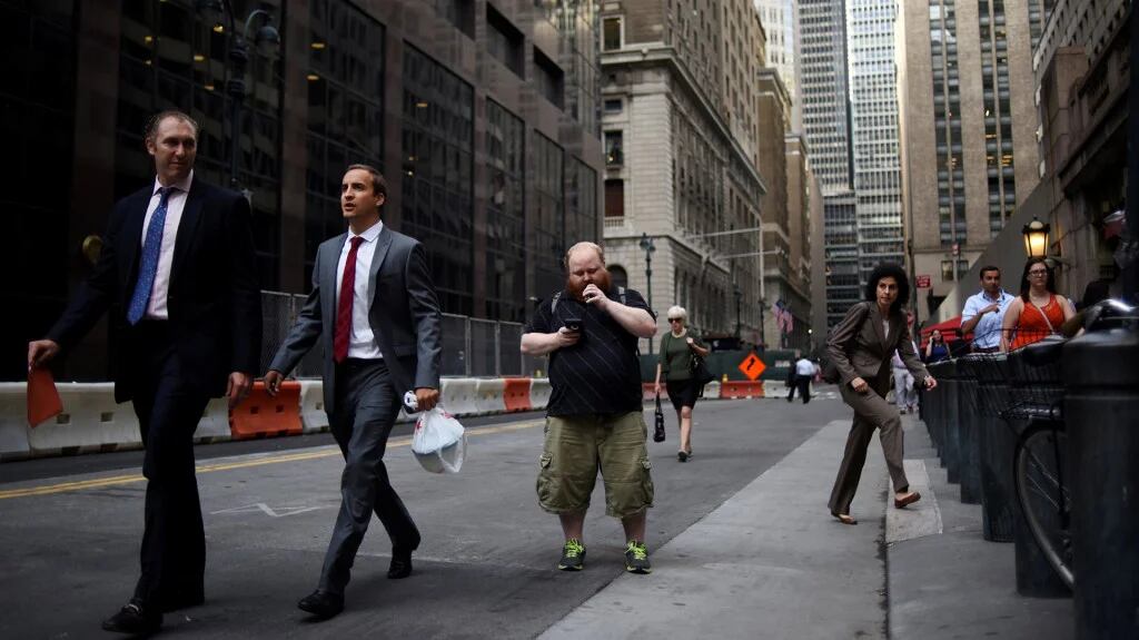 Un hombre “atrapando” pokemones en plena ciudad de Nueva York (REUTERS/Mark Kauzlarich)