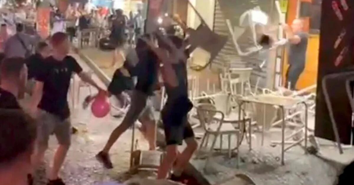 A luta brutal de turistas britânicos que se agrediram com mesas e cadeiras de um bar em Portugal