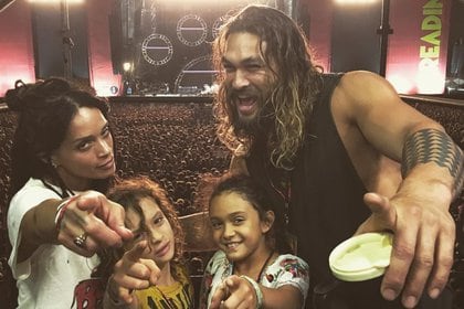 Jason Momoa con su esposa Lisa Bonet y sus dos hijos