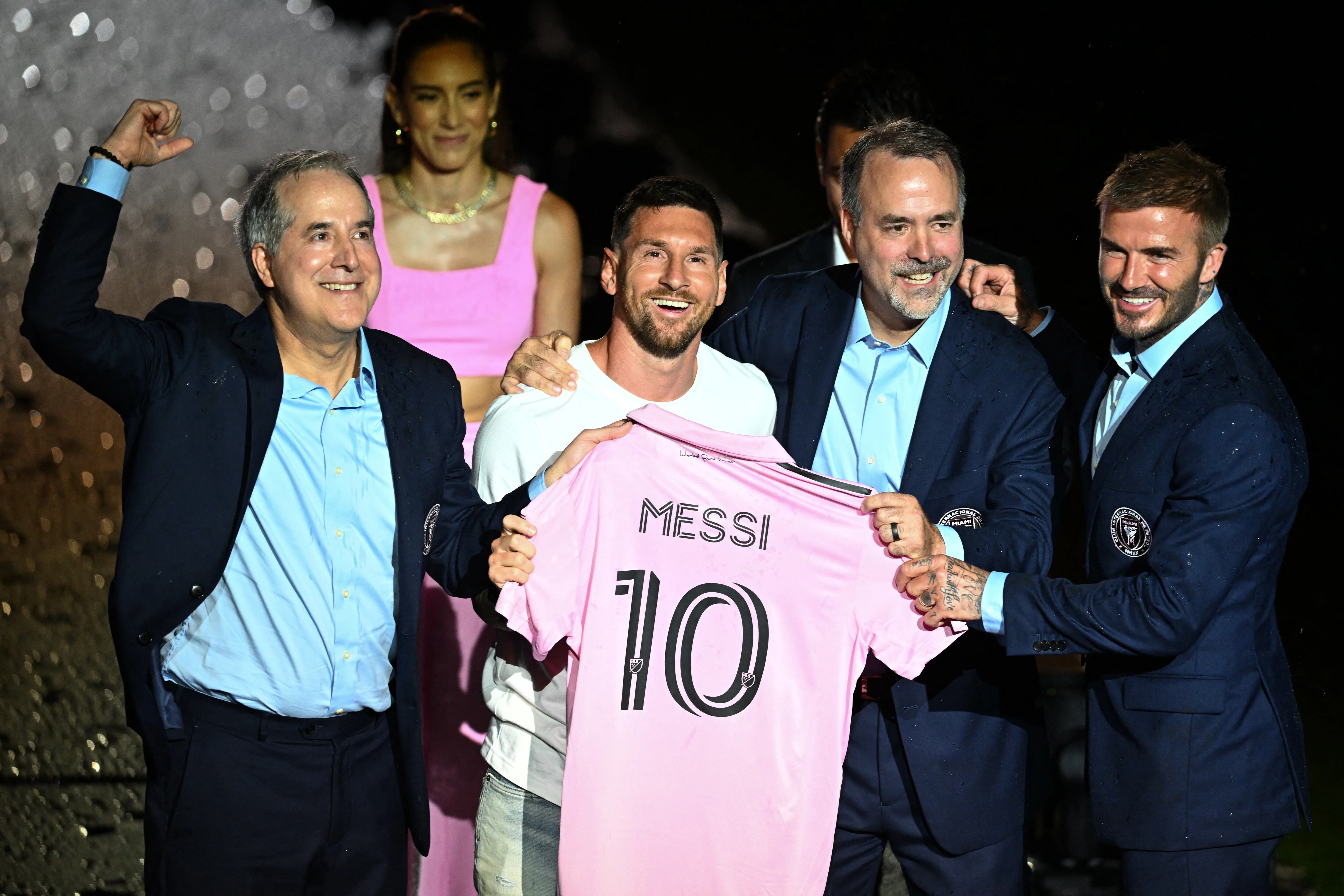 Lionel Messi fue presentado por los propietarios del Inter Miami CF, David Beckham, José R. Mas y Jorge Mas (Foto de CHANDAN KHANNA / AFP) 