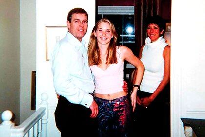 Virginia Roberts sostiene que la foto fue tomada la noche en la que fue sometida a tener sexo con el príncipe Andrés en 2001. (The Grosby Group)