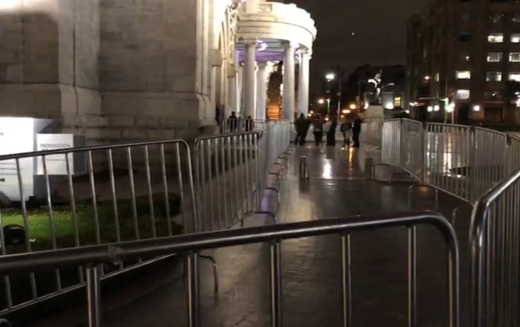 Algunas personas hacen ya fila para ser las primeras en ingresar al Palacio (Foto: Diana Zavala/ Infobae)