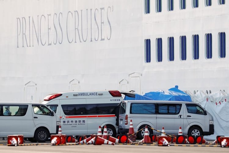 Una ambulancia estacionada espera a pasajeros que dieron positivo a la infección por coronavirus para trasladarlos desde el crucero Diamond Princess a un hospital, luego de que el navío llegó al Muelle para Cruceros Daikoku en Yokohama, al sur de Tokio, Japón. 6 de febrero, 2020. REUTERS/Kim Kyung-Hoon