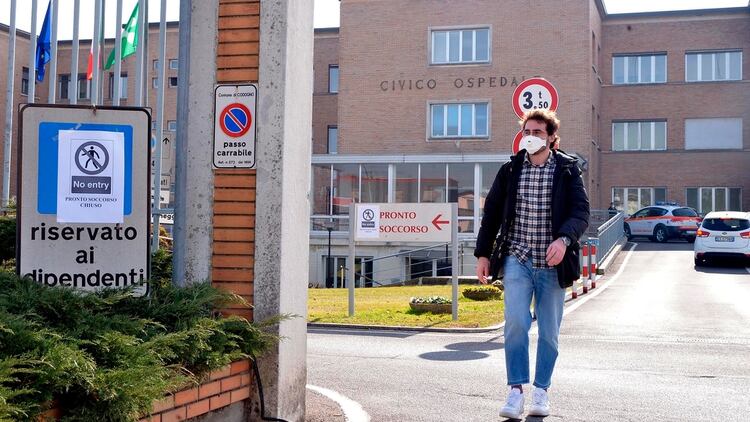 Una persona con un barbijo sale del Hospital Cívico de Codogno, donde se ha cerrado la sala de urgencias como medida de precaución, en Codogno, cerca de Lodi, en el norte de Italia, el 21 de febrero de 2020 (EFE/EPA/MAURIZIO MAULE) 