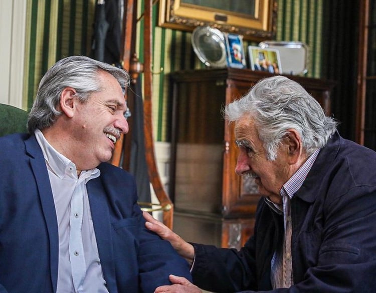 Alberto Fernández charló a solas con José 'Pepe' Mujica en el rectorado del Colegio Nacional de Buenos Aires (@alferdezok)