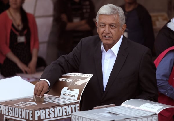 López Obrador deposita su voto en la mañana del domingo en Ciudad de México. (REUTERS/Alexandre Meneghini)