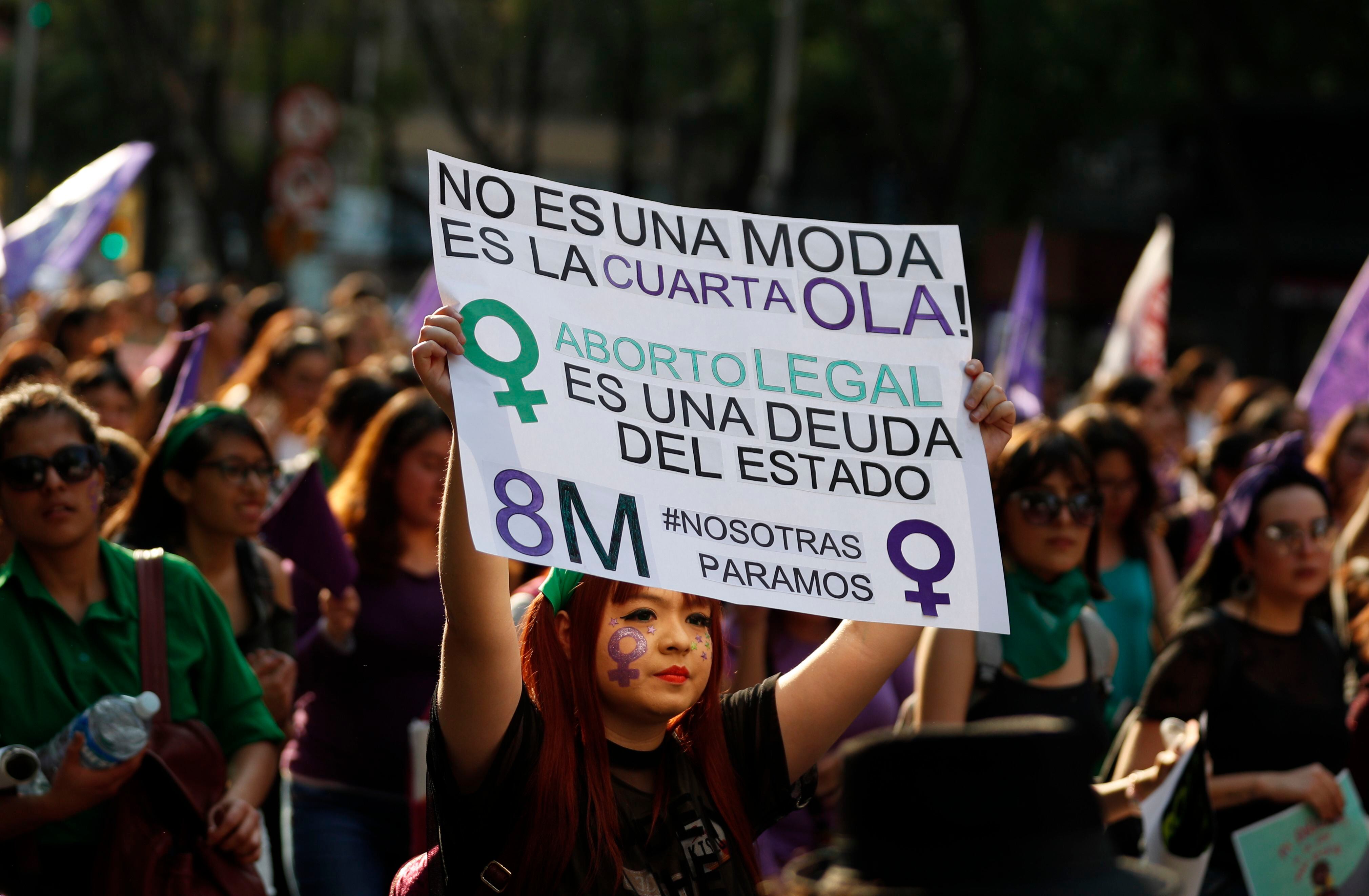 En esta fotografía de archivo del  8 de marzo de 2019, una manifestante sostiene en lo alto un cartel de apoyo a la despenalización del aborto durante una movilización de feministas el Día Internacional de las Mujeres en la Ciudad de México. (AP Foto/Rebecca Blackwell, Archivo)