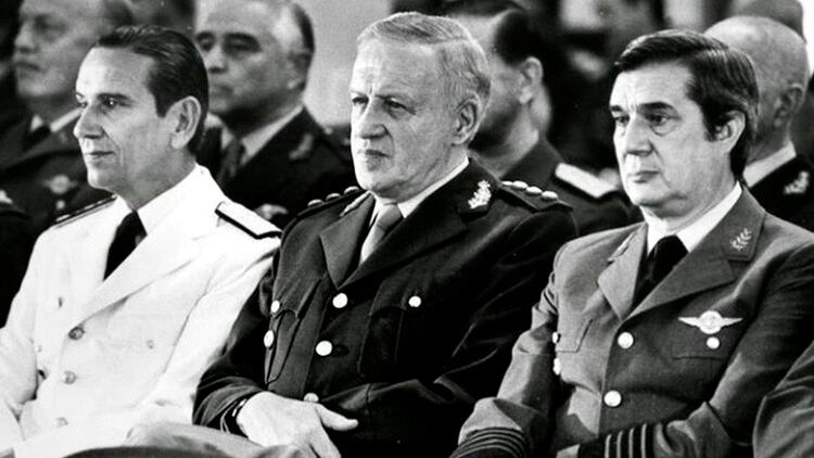 La Junta militar: el almirante Jorge Isaac Anaya, el general Leopoldo Fortunato Galtieri y el brigadier Basilio Lami Dozo