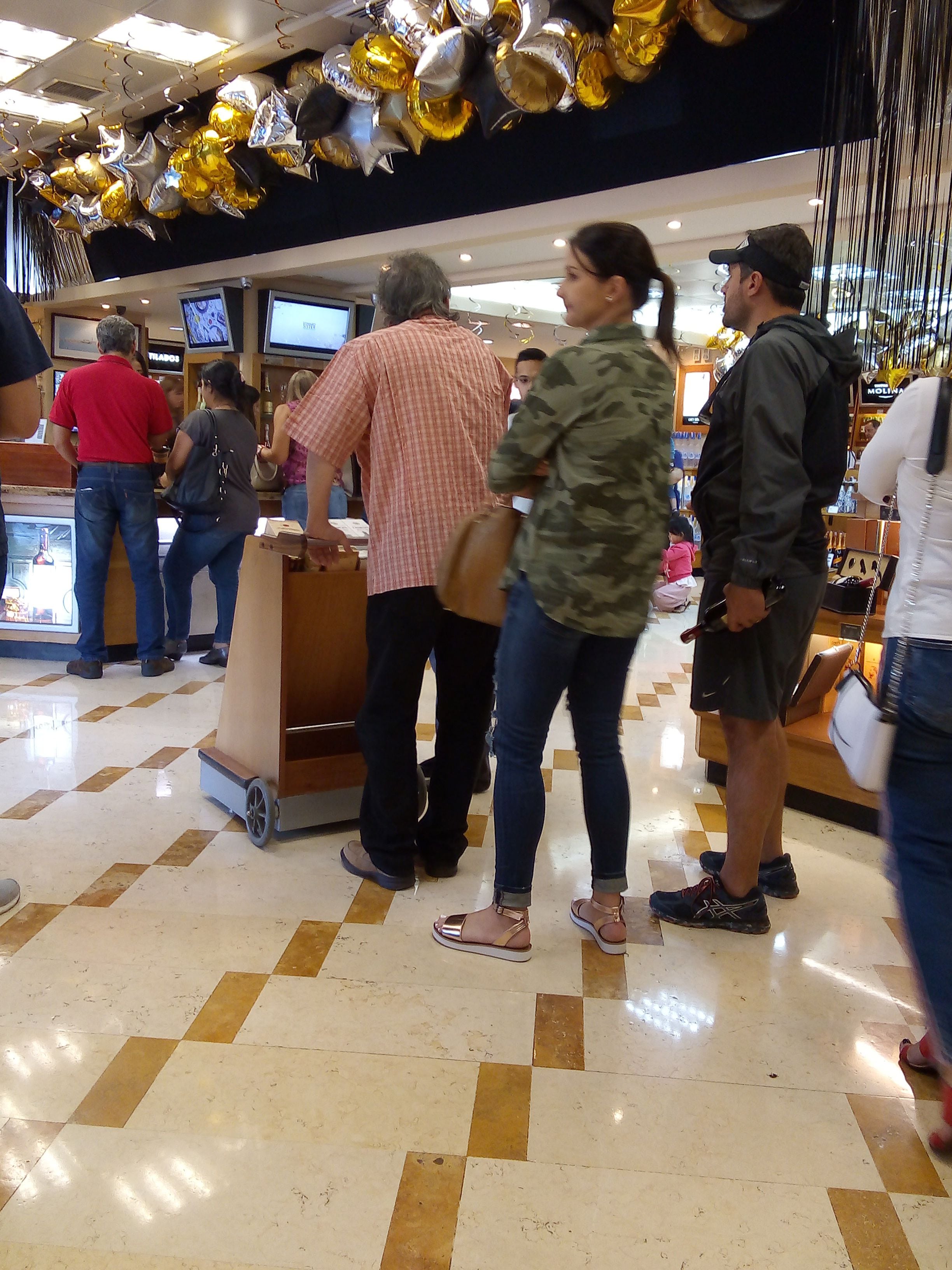 Una fila en una tienda de licores y productos importados de Caracas