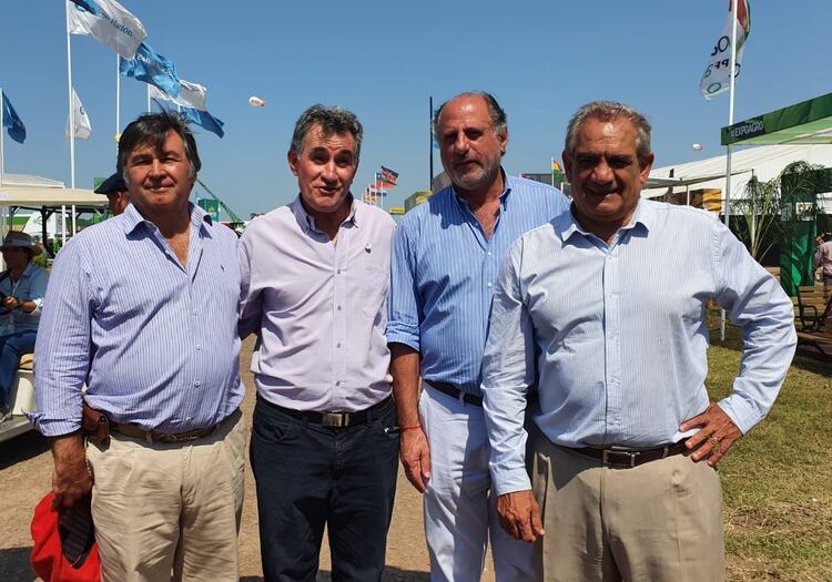 Los dirigentes de la Mesa de Enlace ayer en su recorrida por Expoagro, en medio del cese de comercialización de granos y hacienda