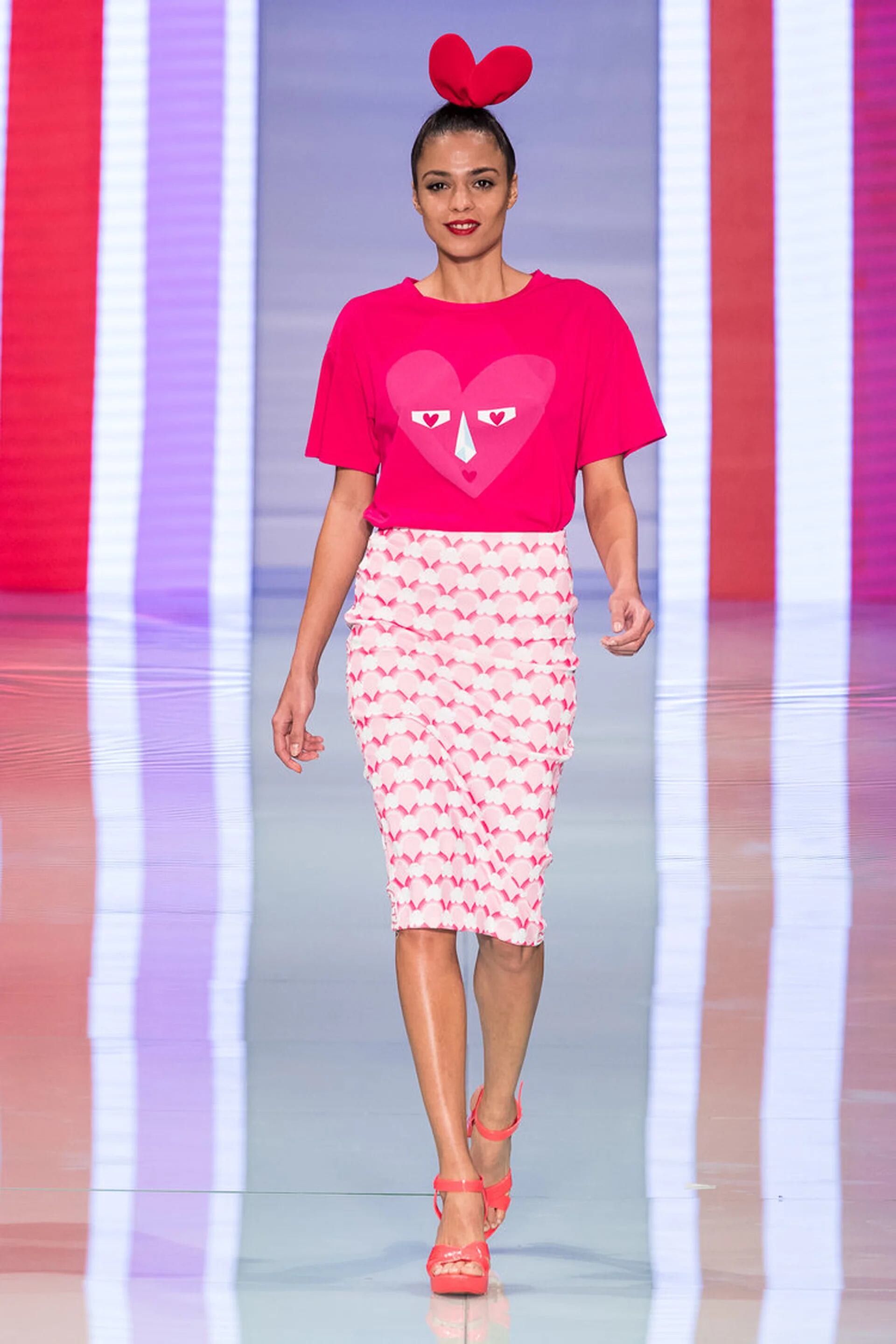 Total pink. Remera estampada y falda pencil