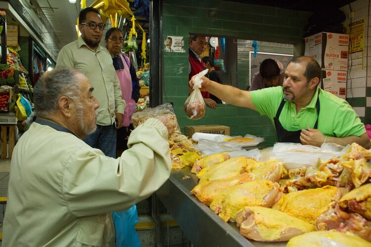 El pollo, carne, jamón y demás productos perecederos sí podrán entregarse en bolsas (Foto: Cuartoscuro)