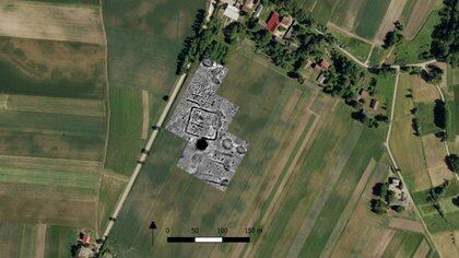Las marcas de corte en un campo que aparecieron en imágenes de satélite resultaron ser una estructura subterránea de cuatro lados. (Crédito de la imagen: Marcin Przybyła y Michał Podsiadło)