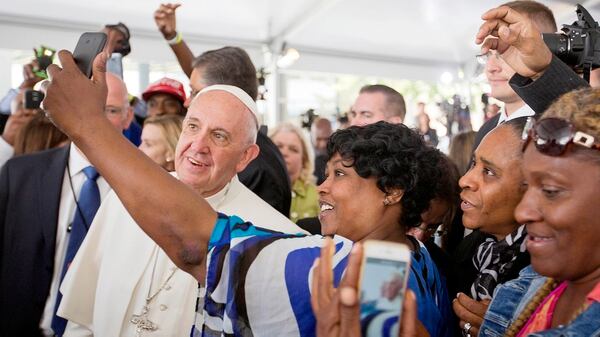El papa Francisco en Washington, DC, en 2015, accedió a pedidos de selfies de los creyentes. (Getty)
