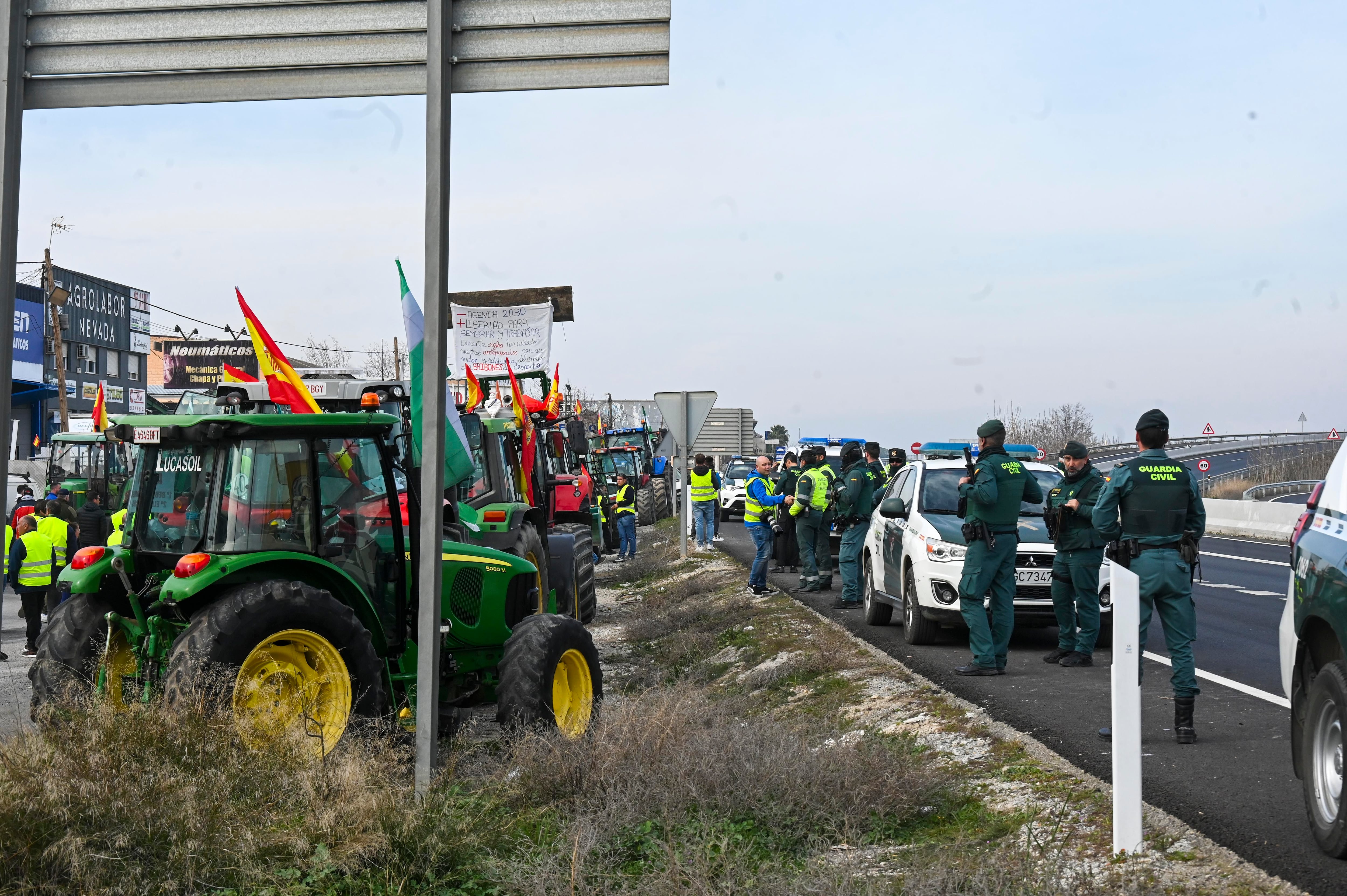 Agricultores con sus tractores junto a la autovía A-92 en un foto de archivo de Miguel Ángel Molina. EFE
