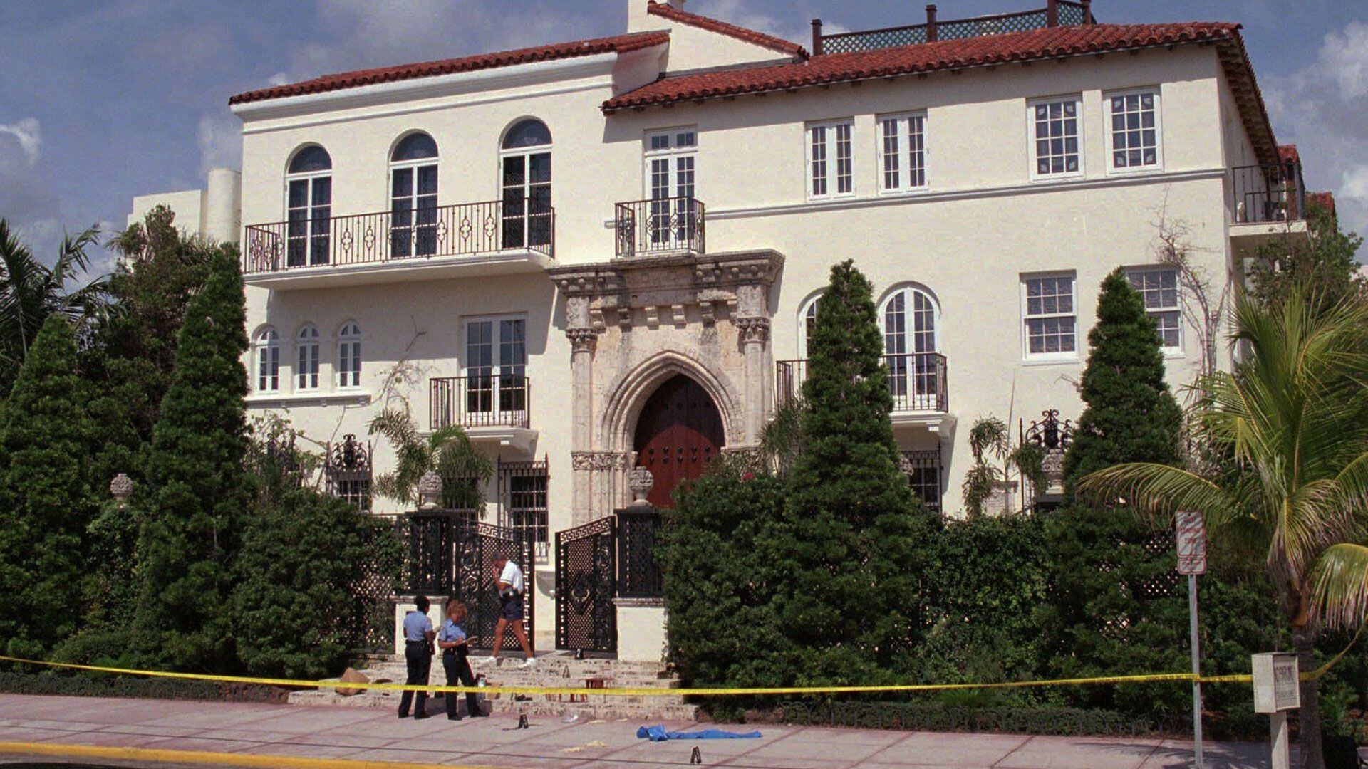 La mansión del diseñador de moda italiano Gianni Versace, flanqueada por la policía y pequeñas banderas que indican evidencia en la muerte a tiros del famoso diseñador el martes 15 de julio de 1997 (AP Photo/Gregory Smith)