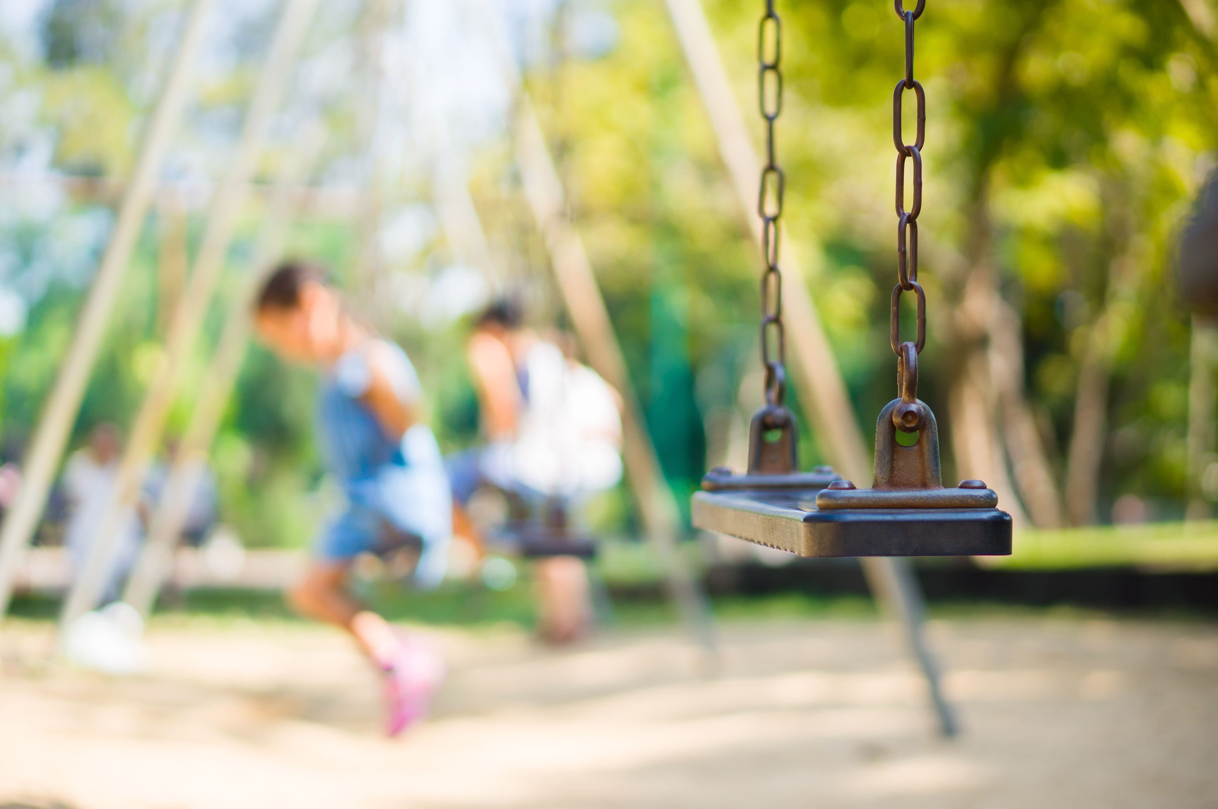 Columpio vacío en un parque infantil (Shutterstock)