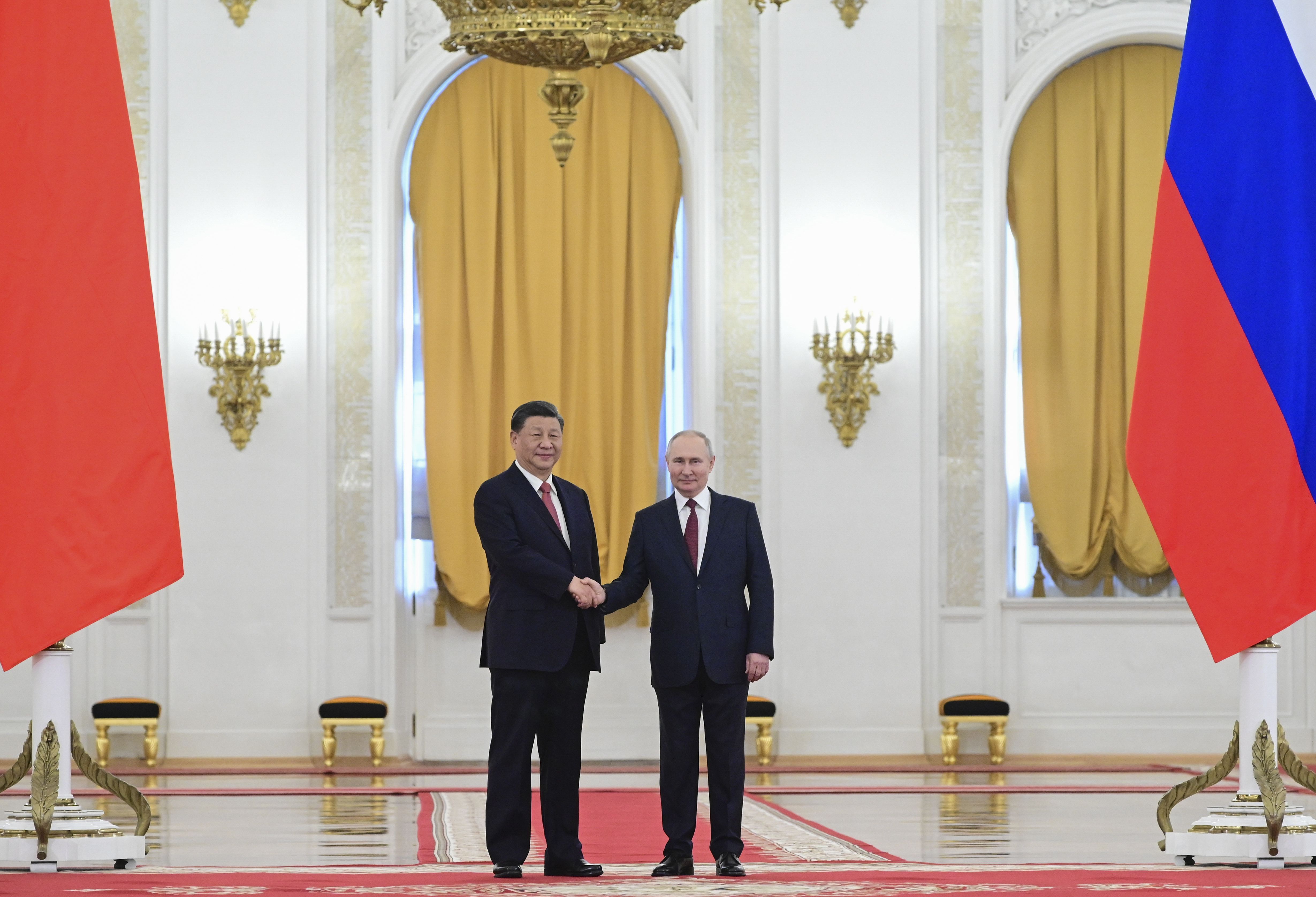 El presidente chino, Xi Jinping (izq), y el presidente ruso, Vladímir Putin, durante la visita del primero a Móscú el pasado marzo. EFE/EPA/SERGEY KARPUHIN /SPUTNIK / KREMLIN /Archivo