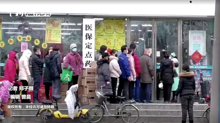 Personas con máscaras en Wuhan (News Service/via REUTERS TV)