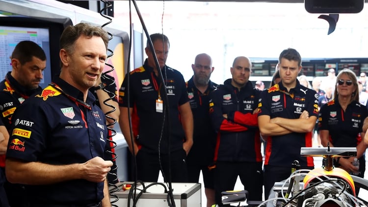 Christian Horner, director de Red Bull, charla con sus integrantes. El equipo austriaco quiso correr (Prensa Red Bull).