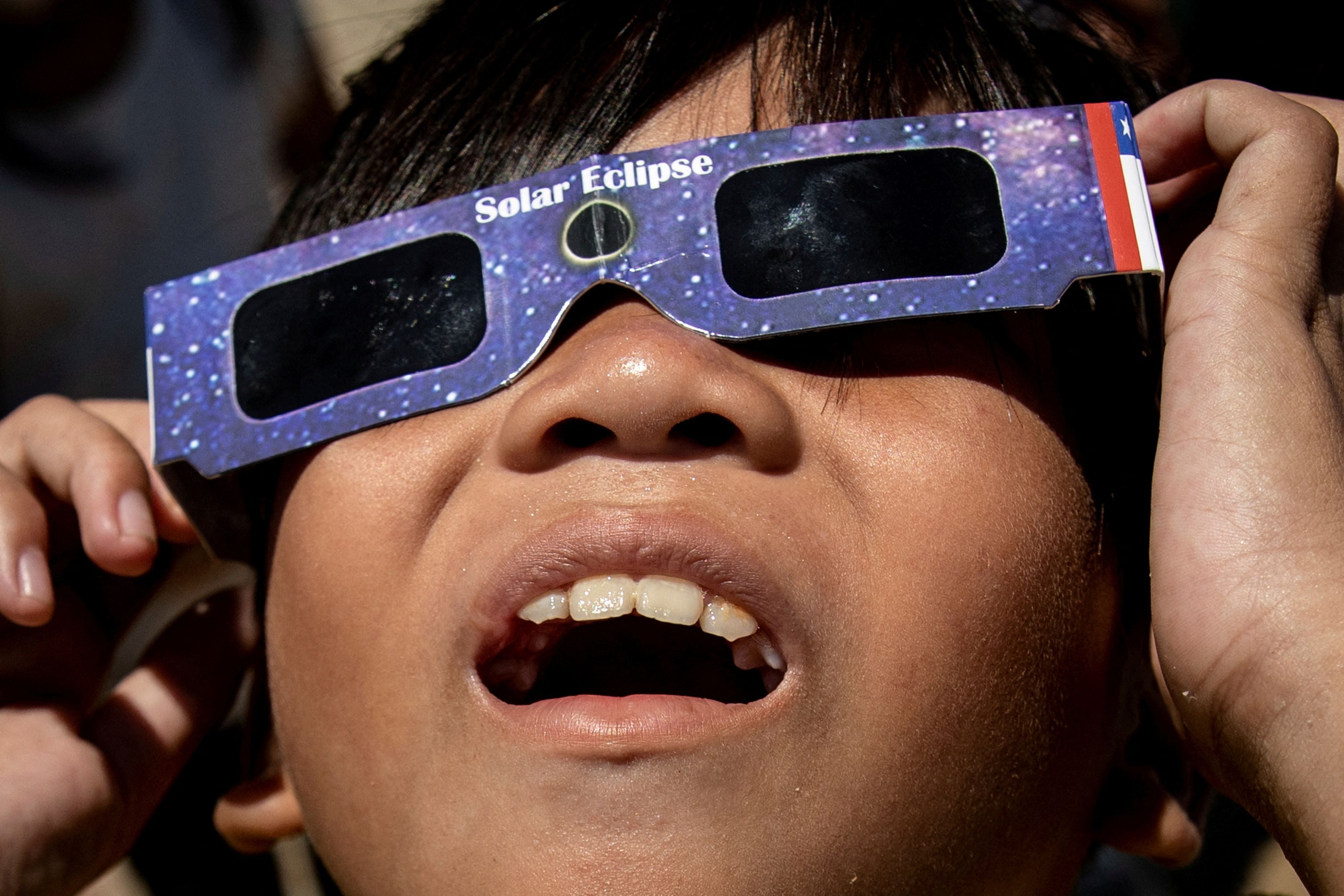 Existen múltiples formas de ver un eclipse de forma segura, en esta nota te decimos cuáles son las seguras y cuáles son las inseguras para que puedas observarlo sin lastimar tus vista. (REUTERS/Eloisa Lopez     TPX IMAGES OF THE DAY)