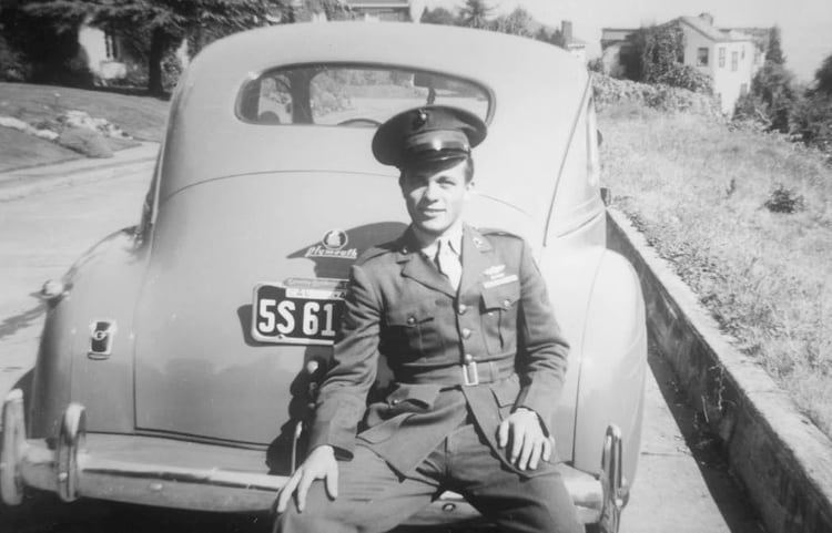 Scotty Bower cuando sirvió en el ejército (Greenwich Films- Captura del trailer 