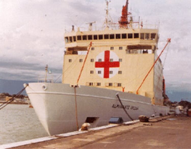 El rompehielos Irízar, transformado en buque hospital.