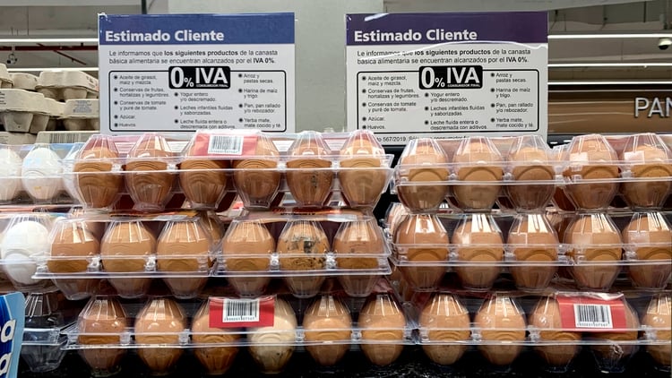 Los huevos son uno de los productos que reciben el beneficio impositivo. En un Coto de la Ciudad de Buenos Aires, un cartel anuncia la quita del IVA