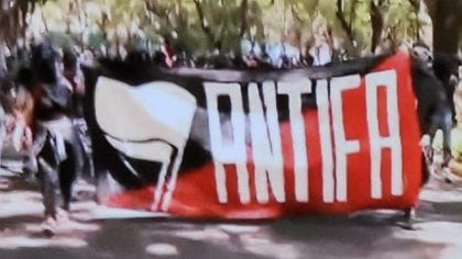 Una bandera del grupo ultraizquierdista ANTIFA 