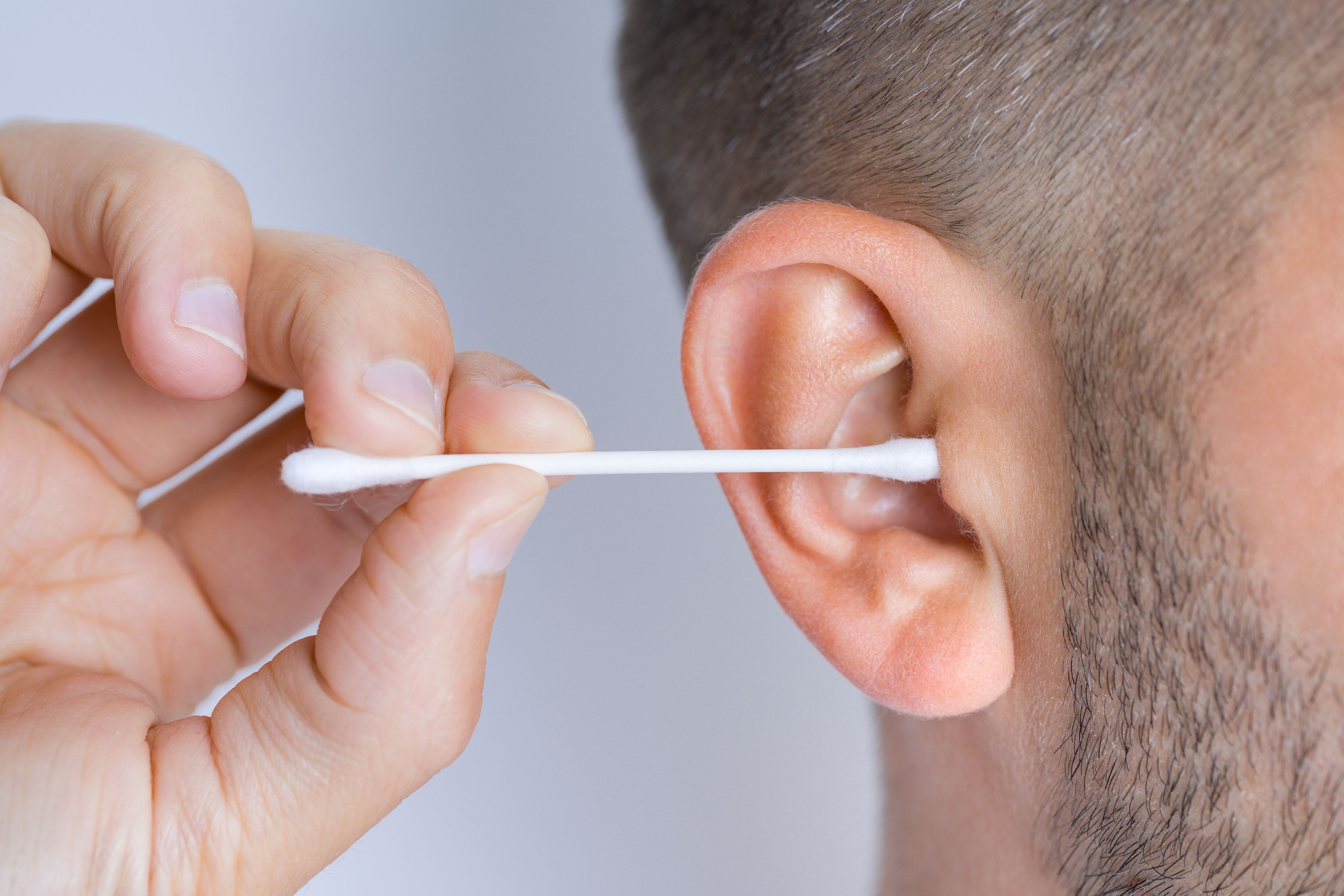 Por qué no se recomiendan los bastoncillos para limpiar la cera de los oídos  del bebé