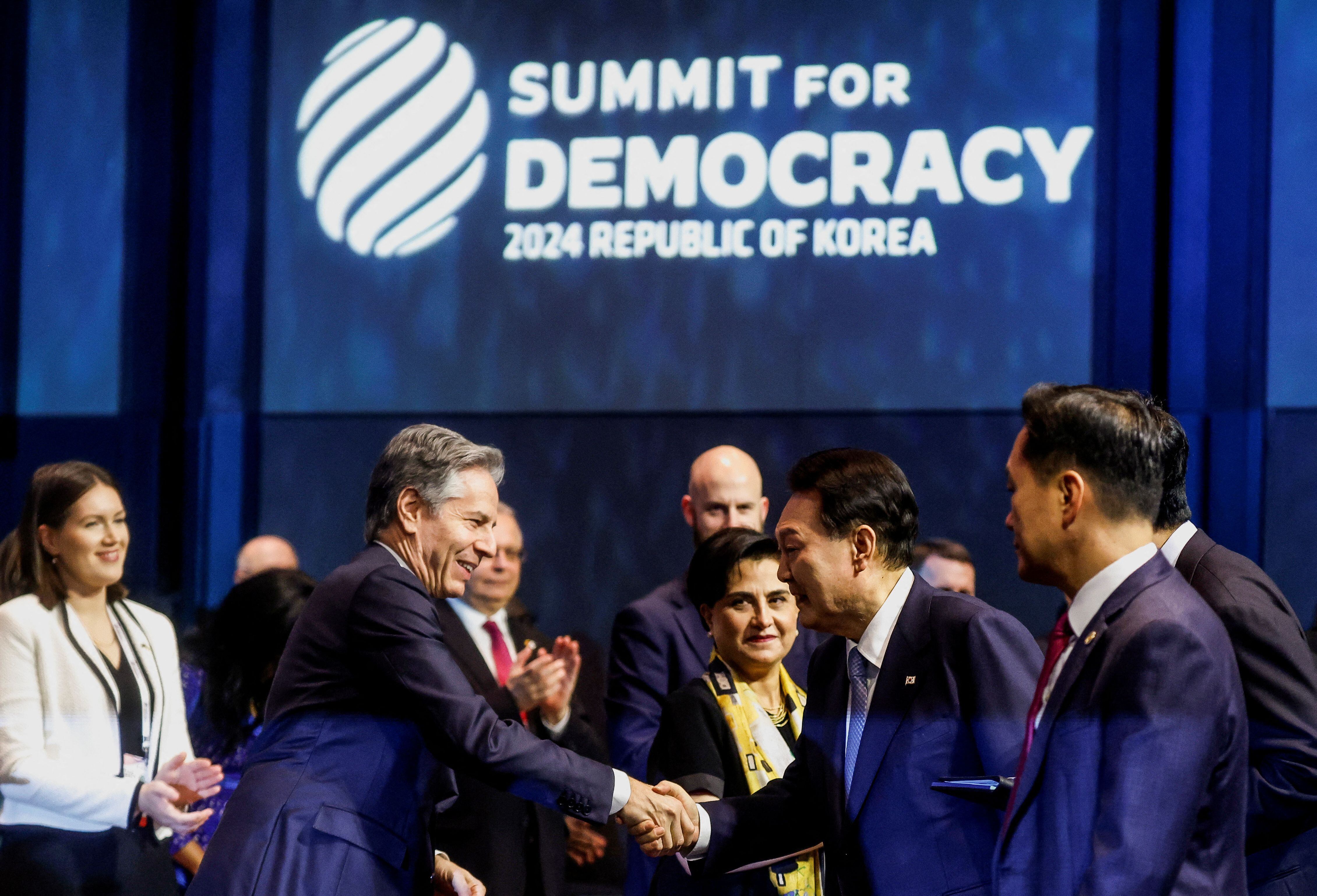 El secretario de Estado estadounidense Antony Blinken se reúnió con el presidente surcoreano Yoon Suk Yeol en la tercera Cumbre para la Democracia, en Seúl, Corea del Sur (REUTERS/Evelyn Hockstein)