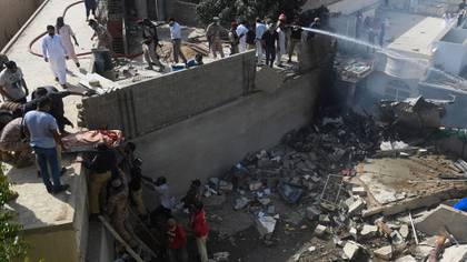 Se estrelló cerca del aeropuerto de Karachi en una zona residencial (AFP)