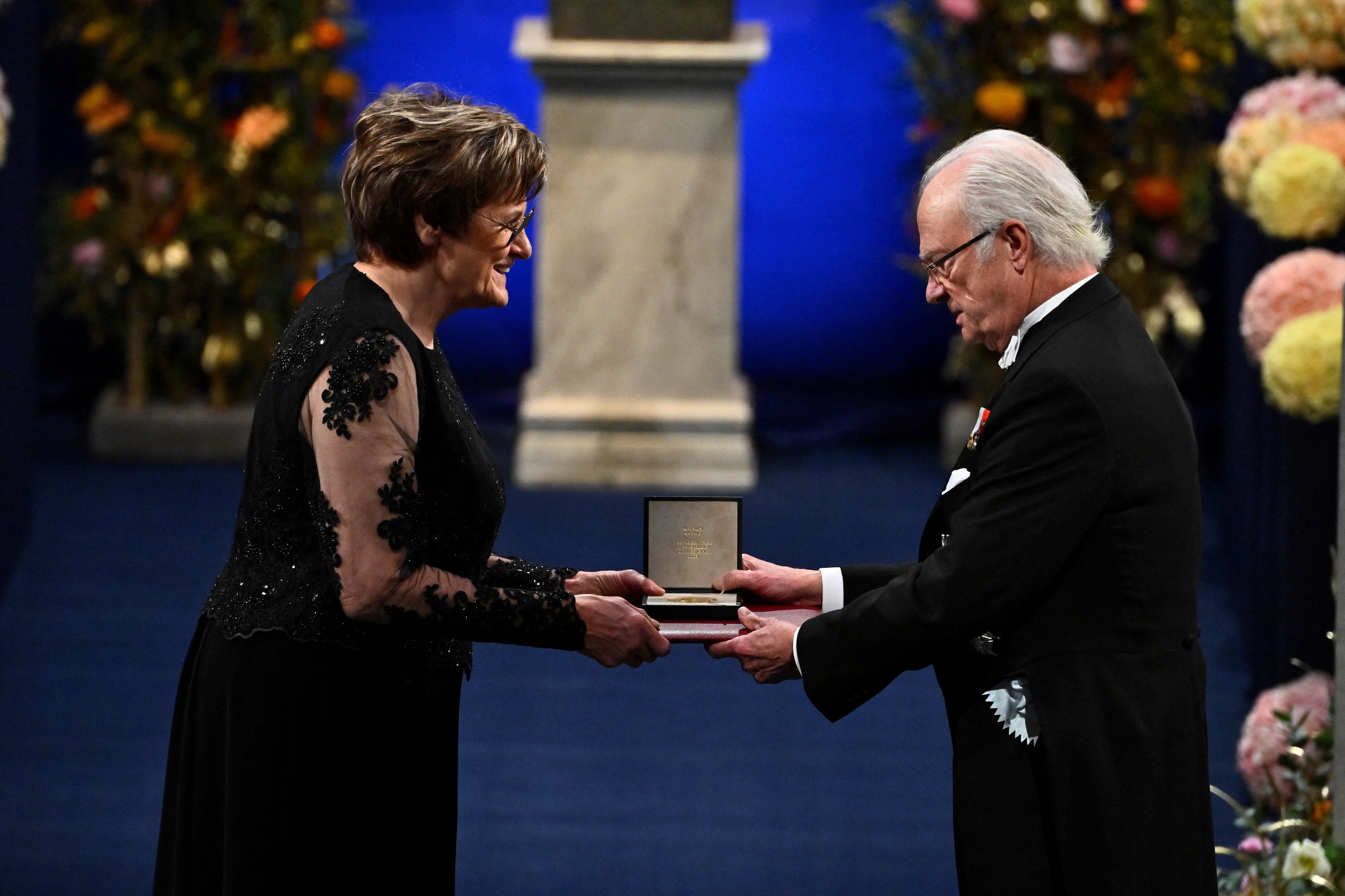 Katalin Karikó recibe el Premio Nobel de Fisiología o Medicina 2023 de manos del rey Carlos Gustavo de Suecia durante la ceremonia de entrega del Premio Nobel en la Sala de Conciertos de Estocolmo, Suecia, el 10 de diciembre de 2023 (Claudio Bresciani/TT News Agency/via REUTERS)