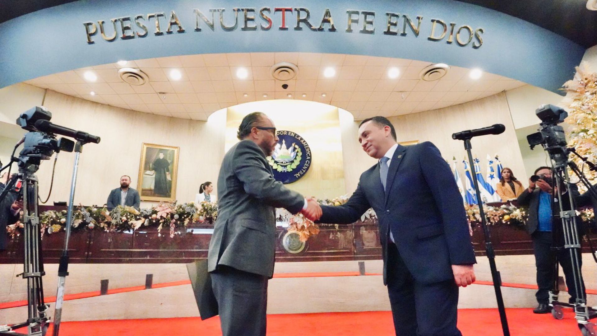 El Congreso salvadoreño, presidido por el bukelista Ernesto Castro (izquierda), aprobó reformas legales que permiten juicios masivos.