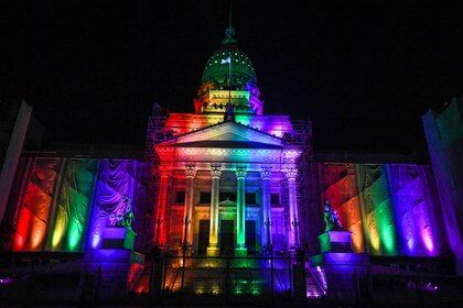 Desde las 23.59 de este martes se iluminaron los distintos edificios y monumentos, que continuarán encendidos con los colores de la bandera LGBTIQ+ hasta el amanecer de este miércoles, y luego volverán a iluminarse por la tarde -con la puesta del sol- hasta las 23.59