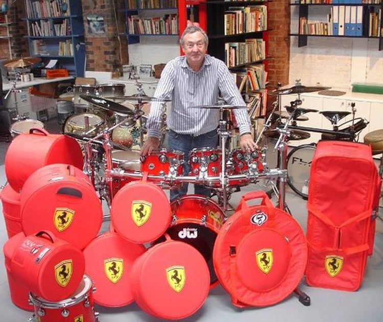 ¿Fanático? El baterista tiene pasión por los clásicos y cuenta con varias Ferrari de colección. Además de una batería.