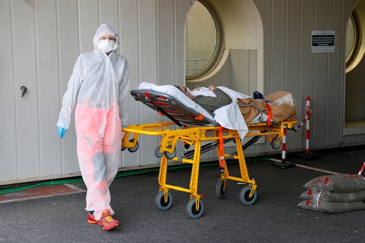 Un enfermero lleva a un paciente en una camilla al llegar al hospital Policlínico Tor Vergata, el 6 de abril de 2020. (REUTERS/Guglielmo Mangiapane)