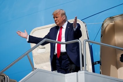 U.S. President Donald Trump disembarks from Air Force One as he arrives at Phoenix Sky Harbor International Airport in Phoenix, Arizona, U.S., October 19, 2020. REUTERS/Carlos Barria
