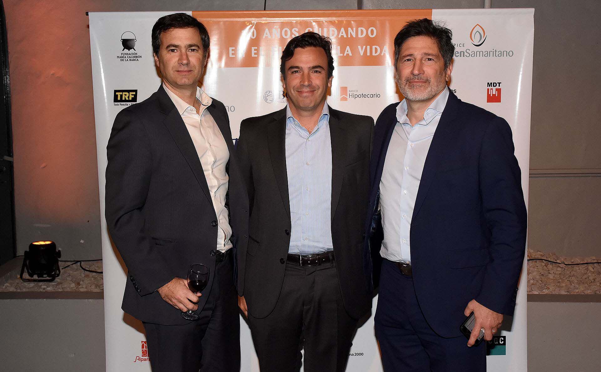 Diego Jordan, CEO de Bacs, Banco de Inversión, y director comercial del Banco Hipotecario, Manuel Puelles y Adrián Meszaros