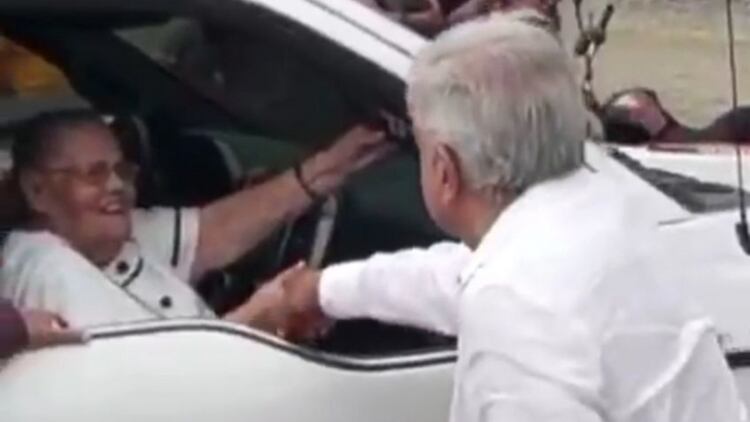 El presidente Andrés Manuel López Obrador saludó a la mamá del narcotraficante Joaquín 