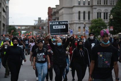 Los manifestantes se reúnen el segundo día después de que un gran jurado decidió no presentar cargos de asesinato contra los agentes de policía involucrados en el tiroteo fatal de Breonna Taylor en su apartamento en Louisville, Kentucky.  REUTERS / Lawrence Bryant