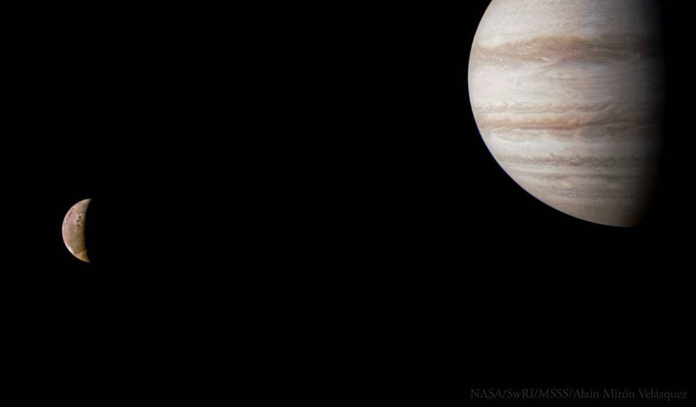 Durante su 53º sobrevuelo cercano a Júpiter el 31 de julio de 2023, la nave espacial Juno de la NASA pasó cerca de la luna volcánica Io y capturó ambos cuerpos en la misma imagen. (NASA/JPL-CALTECH/SWRI/MSSS)
