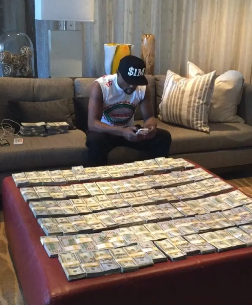 Floyd Mayweather exhibe constantemente su fortuna en las redes sociales