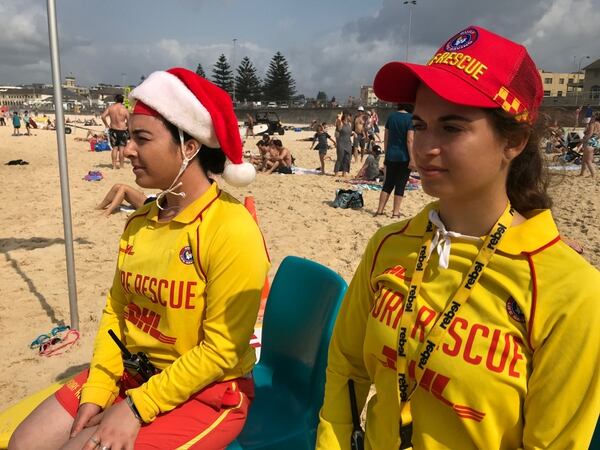 Guardavidas australianos vigilan las playas en el día de Navidad, en Sydney (REUTERS/Jill Gralow)
