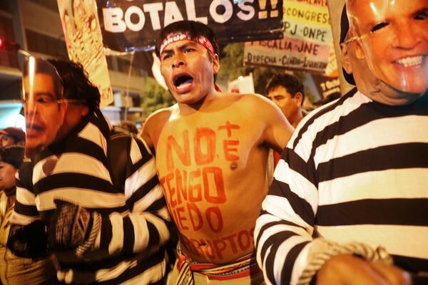 Las protestas siguieron este viernes en la capital peruana. (REUTERS/Mariana Bazo)