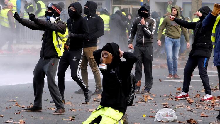 Extremistas violentos provocaron disturbios en medio de las protestas (REUTERS)