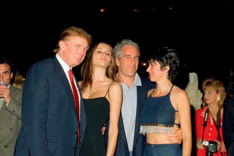 Donald y Melania Trump junto con Epstein y su ex pareja,
