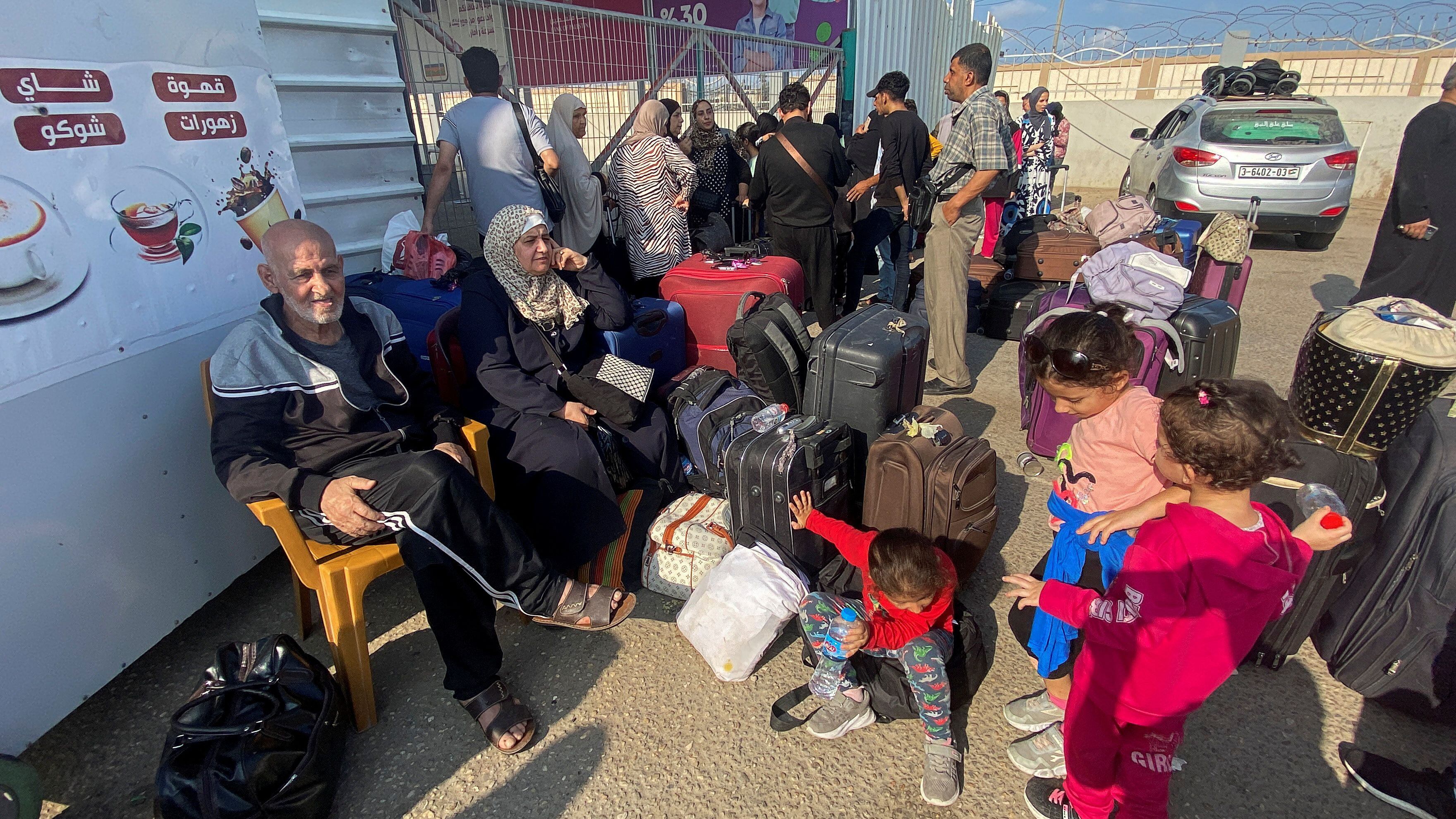 Egipto abrió el paso fronterizo de Rafah para permitir la salida de heridos y extranjeros de la Franja de Gaza. (REUTERS/Arafat Barbakh)