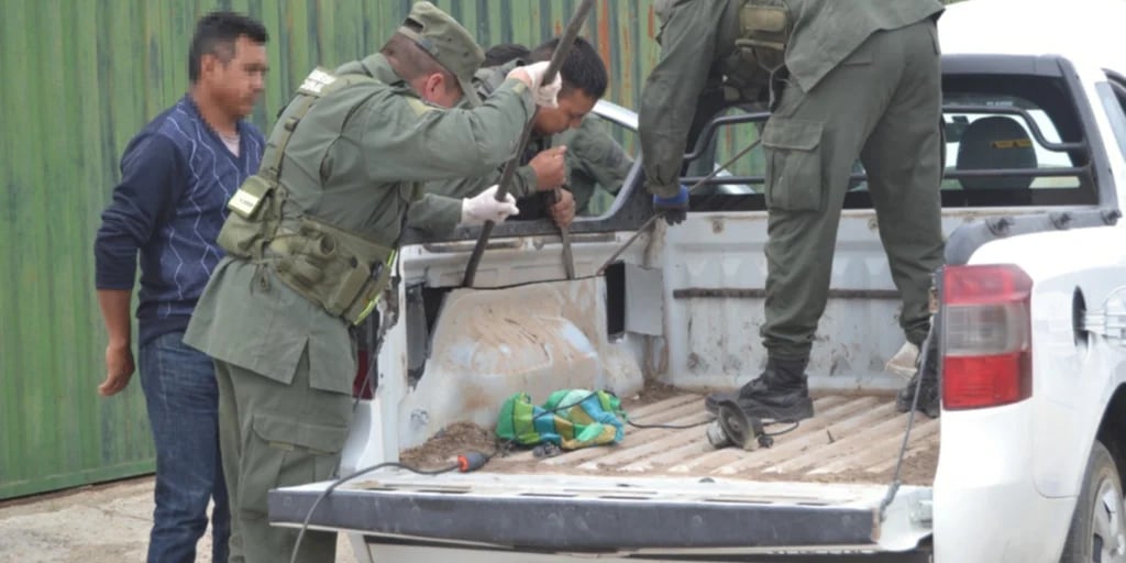 Gracias al accionar de un perro narcótico, Gendarmería incautó 51 kilos de cocaína de una camioneta